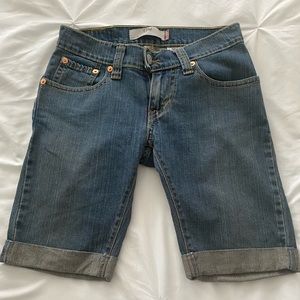 Levi’s Bermuda low rise jean shorts size 6